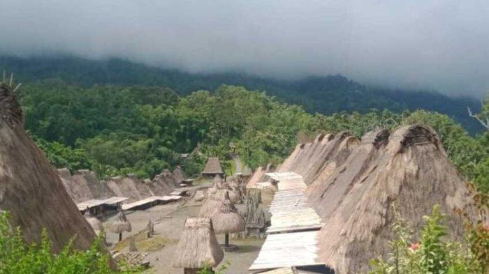 Kampung Adat Bena, Desa Tiwuriwu, Kecamatan Aimere, Kabupaten Ngada, Flores, NTT menjadi tujuan wisata budaya di Pulau Flores, Minggu, (7/3/2022).