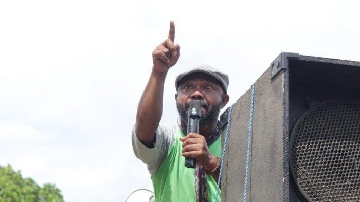 KANISIUS SOGE - Seorang aktivis di Flores Timur, Kanisius Ratu Soge, saat berorasi di Kantor DPRD Flores Timur, beberapa waktu lalu