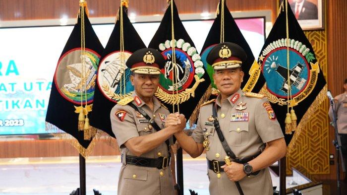 Kapolda NTT, Irjen Pol. Daniel TM Silitonga melakukan salam komando Analis Kebijakan Utama Bidang Misinter Divhubinter Polri, Irjen Pol. Johni Asadoma usai Sertijab di Mabes Polri, Kamis 14 Desember 2023.
