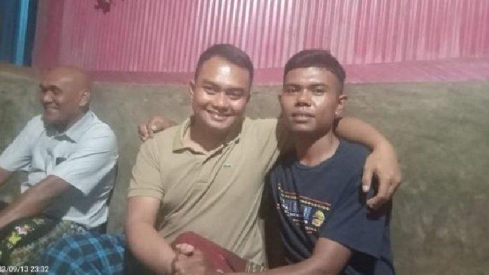 Kapolsek Komodo, AKP Ivans Djarat, merangkul korban Guido Andre usai sepakat berdamai, Rabu, 13 September 2023