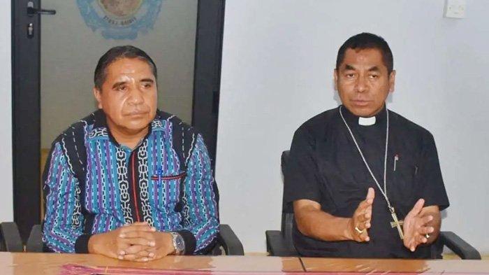 Kardinal Virgílio do Carmo da Silva dari Dili (kanan) dan presiden Komisi Pemilihan Nasional, Jose Belo saat konferensi pers pada 2 Februari 2023. Kardinal Virgilio sampaikan belasungkawa atas meninggalnya Mgr. Anton Pain Ratu, uskup emeritus Keuskupan Atambua.