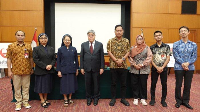 Pose bersama seusai penandatanganan kontrak antara Duta Besar Jepang untuk Indonesia, Masaki Yasushi, dan perwakilan RS St. Carolus Borromeus Kupang di Kedutaan Besar Jepang, Jl MH Thamrin Jakarta 14 Maret 202