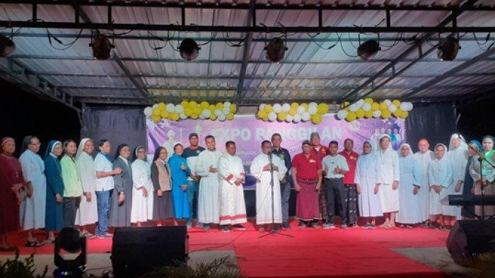 EXPO PANGGILAN - Vikjen Keuskupan Agung Kupang, RD. Krispinus Saku, Pr didamping Pastor Paroki dan undangan lainnya secara resmi membuka kegiatan Expo Panggilan di Paroki St. Fransiskus Assisi Kolhua, Kota Kupang.