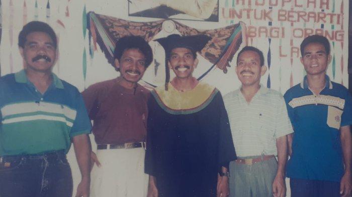 Kenangan pada momen syukuran Wisuda Viktus Murin, 1 September 1995 di kontrakan Sekretariat GMNI Cabang Kupang di belakang Margasiswa PMKRI Kupang. Viktus diapit oleh Niko Frans (Alm),  Frans Lebu Raya (Alm), Selly Tokan Kamilus dan Ambrosius Kodo.