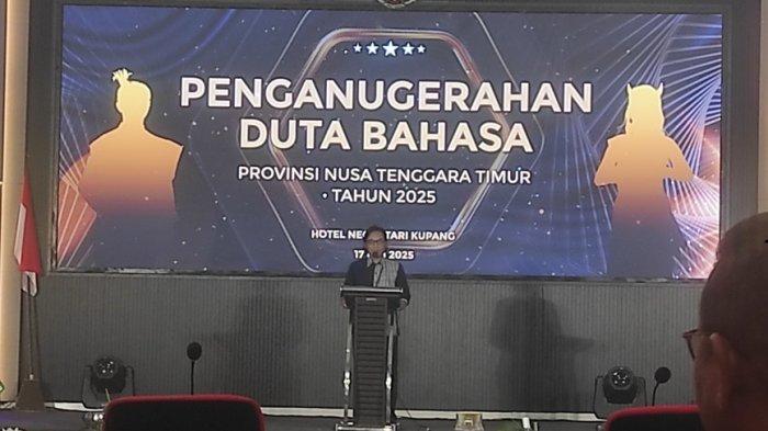Kepala Balai Bahasa NTT Hary Budhiono saat memberi sambutan pada acara Penganugerahan Duta Bahasa NTT tahun 2025 di Neo Aston Hotel Kupang, Sabtu (17/5/2025) pagi.