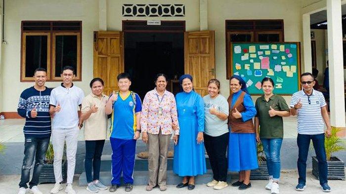 Kepala SMPK Sint. Gabriel Larantuka, Sr. M. Verena PRR (keenam kiri) dan para guru foto bersama dengan petugas kesehatan dari Puskesmas Nagi usai seminar mini tentang pendidikan seks bagi remaja di sekolah tersebut, Sabtu 29 Juli 2023.