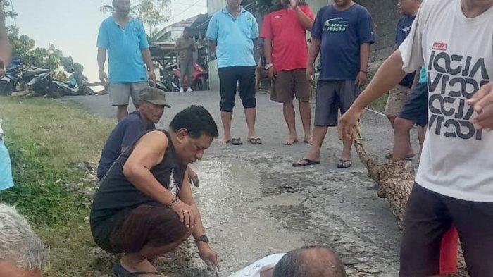 KERJA BAKTI - Warga RW 6 dan RW 13, Kelurahan Kolhua, Kecamatan Maulafa, Kota Kupang kerja bakti memperbaiki jalan yang rusak di perumahan Lopo Indah, Sabtu petang (7/6/2025).