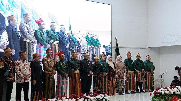KKSS - Badan Pengurus Daerah (BPD) Kerukunan Keluarga Sulawesi Selatan (KKSS) Kabupaten Belu untuk masa bakti 2025–2030, resmi dikukuhkan. Pengukuhan Badan pengurus yang kembali di nahkodai Mayor Purnawirawan Alimuddin ini berlangsung di Gedung Wanita Betelalenok Atambua, Kabupaten Belu, Minggu (29/6/2025) malam. 