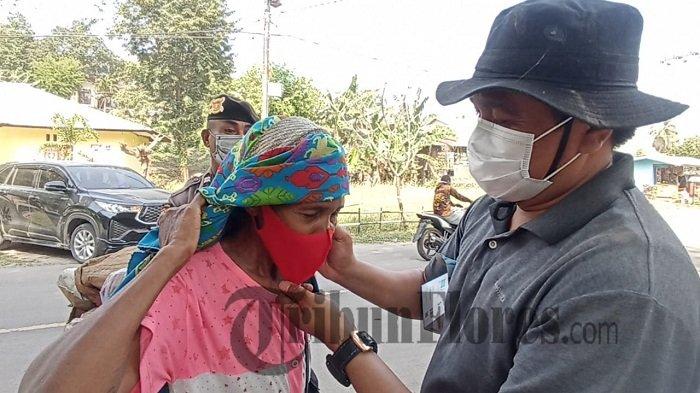Ketua DPRD dari Fraksi Partai PDI-Perjuangan Kabupaten Sikka, Stef Sumandi memantau warga dan bagikan masker kepada warga terdampak Erupsi Gunung Lewotobi Laki-laki, Rabu 18 Juni 2025.