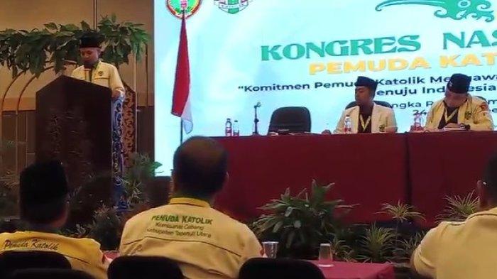 Ketua Pemuda Katolik Komda NTT Yuven Tukung menyampaikan pandangan saat Kongres Nasonal Pemuda Katolik di Palangkaraya, 25 Oktober 2024