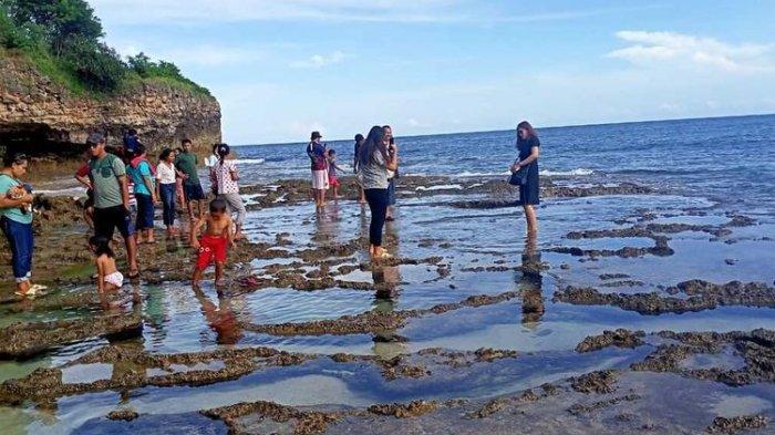 Kolam-Kolam kecil serupa petak sawah menambahkan keunikan Pantai Lia Mbala, Kel. Kota Ndora, Kec. Borong, Kab. Manggarai Timur, NTT, Kamis, (5/5/2022).