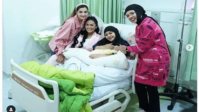 PINK -- Krisdayanti, Ashanty dan Geni Faruk kompak pakai baju warna pink saat temani Aurel Hermansyah di rumah sakit.