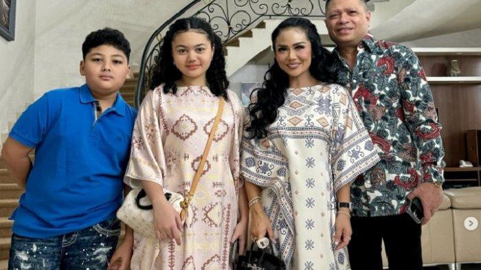 Krisdayanti dan  Raul Lemos serta  Amora Lemos dan Kellen Lemos ngebuburit ke mall