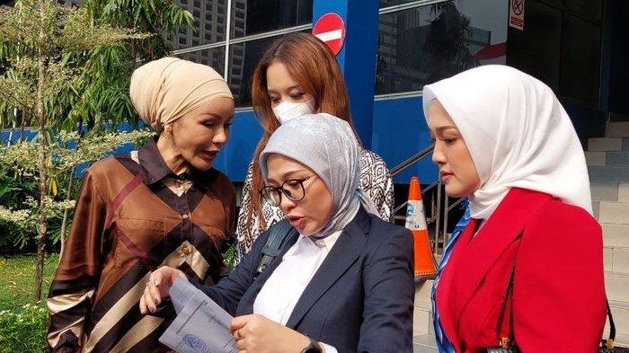 LAPOR POLISI -- Kuasa hukum korban pelecehan seksual miss universe, Mellisa Anggraini (tengah) di Mapolda Metro Jaya, Senin (7/8/2023).