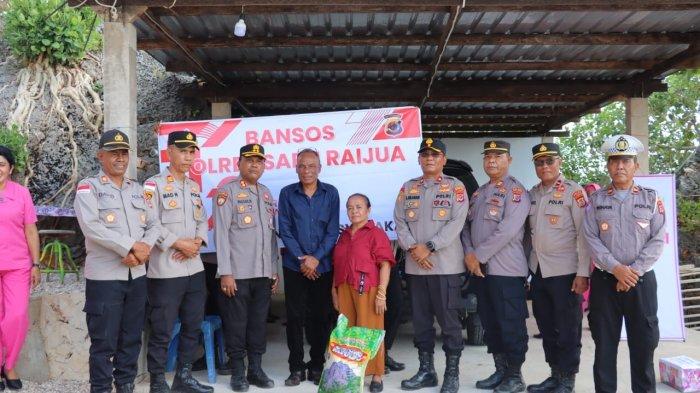 BERSAMA- Kapolres Sabu Raijua, AKBP Paulus Naatonis bersama rombongan pose bersama purnawirawan polri dan warakawuri memperingati HUT ke-79 Bhayangkari.