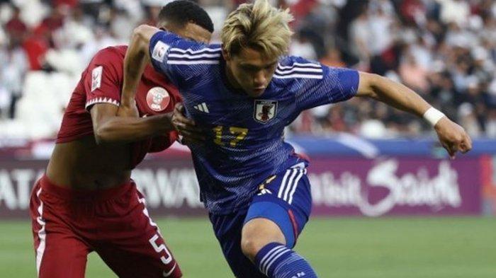 Gelandang Jepang, Kuryu Matsuki, berebut bola dengan pemain Qatar, Hashmi Al-Hussain, dalam pertandingan perempat final Piala Asia U23 2024 di Stadion Jassim Bin Hamad, Doha, pada Kamis (25/4/2024) malam. Jepang menang 4-2.