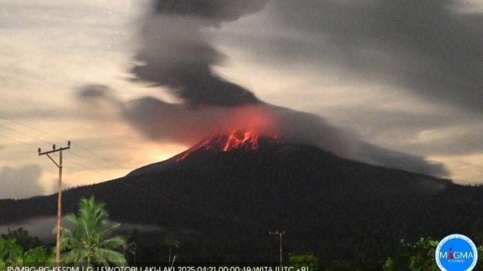 MELETUS - Gunung Lewotobi di Flores Timur, NTT, kembali meletus, Senin (21/4).