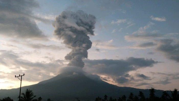 MELETUS - Gunung Lewotobi Laki-laki di Flores Timur, Pulau Flores, NTT, kembali meletus dan disertai ledakan besar, Rabu (16/4).