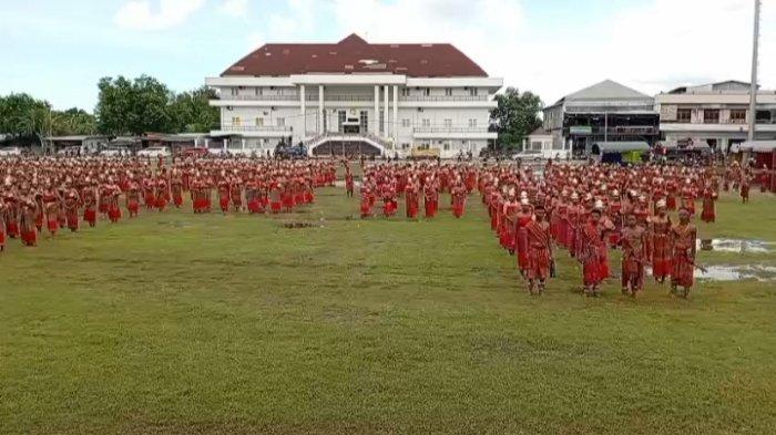HARDIKNAS - Penari likurai dan Gawi bentuk formasi tulisan NTT - MALAKA, dalam memeriahkan Hardiknas tahun 2025 di Lapangan Umum Betun, Kabupaten Malaka, jumat (2/5/2025).