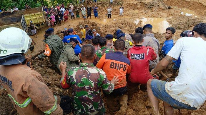 Proses evakuasi korban meninggal dunia yang tertimbun longsor di Kabupaten Padang Pariaman, Sumatra Barat, Jumat (8/3/2024).