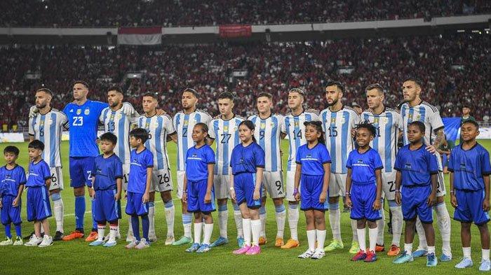 TIMNAS ARGENTINA - Pesepak bola Timnas Argentina berfoto bersama jelang pertandingan persahabatan FIFA Match Day melawan Timnas Indonesia di Stadion Utama Gelora Bung Karno, Jakarta, Senin (19/6/2023).