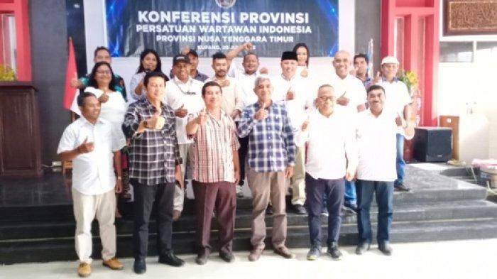 PELANTIKAN - Ketua Umum PWI Pusat, H. Atal S Depari, Ketua Bidang Organisasi, Zulkifli Gani Ottoh pose bersama Dewan Kehormatan dan Pengurus PWI NTT saat pelantikan pengurus PWI Provinsi NTT di Resto Celebes, Jumat 28 Juli 2023.