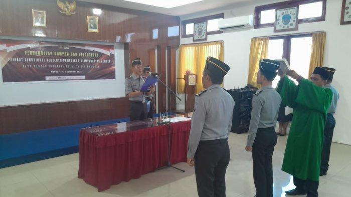 PENGAMBILAN SUMPAH -Kepala Kantor Imigrasi Maumere, Eko Julianto  Rachmad mengambil sumpah dan melantik pebata fungsional pengawas pemuda di aula kantor itu, Selasa, 12 September 2023.