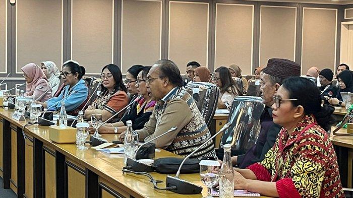 RAPAT DENGAN KOMISI III - Rapat Dengar Pendapat Aliansi Perlindungan Perempuan dan Anak (APPA) NTT bersama Komisi III DPR RI di Jakarta, Selasa (20/5/2025). Agenda membahas penanganan kasus mantan Kapolres Ngada, AKBP Fajar Widyadharma Lukman Sumaatmaja.