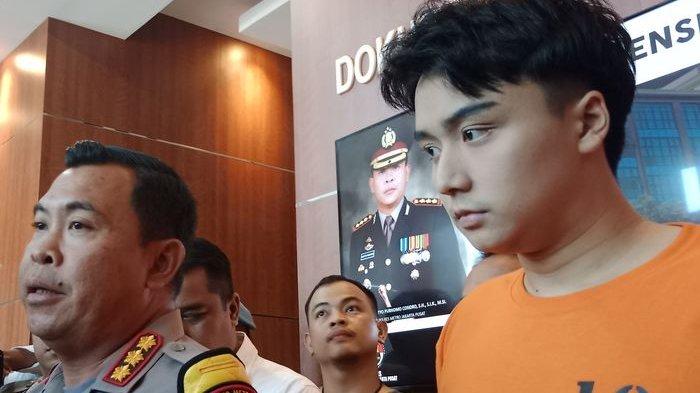 ORANYE -- Leon Dozan sudah jadi tersangka dan pakai baju oranye di Polres Metro Jakarta Pusat, Jumat (17/11/2023).