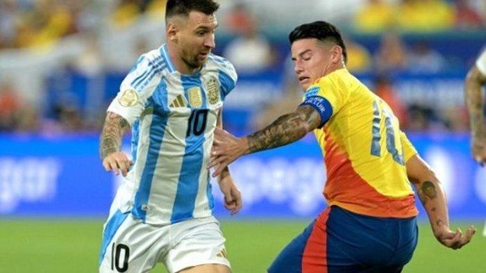 Kapten Timnas Argentina, Lionel Messi (kiri) berduel dengan gelandang Kolombia, James Rodriguez, dalam final Copa America 2024 di Stadion Hard Rock pada 14 Juli 2024.