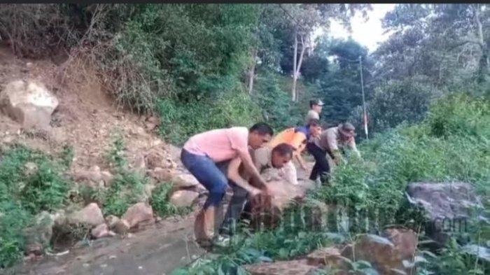 TANGANI LONGSOR - Material longsor menutup akses jalan di wilayah Kecamatan Tanawawo, Kabupaten Sikka, NTT, Sabtu (14/6/2025).