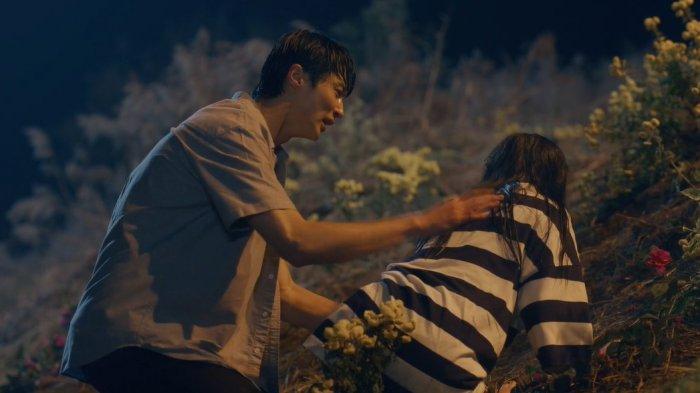 Sun Jae menyelamatkan Im Sol yang terjatuh ke dalam air.