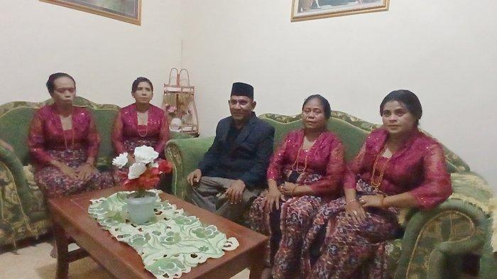 Anggota DPRD Sumba Timur, Lundji Kaborang bersama empat istrinya saat ditemui POS-KUPANG.COM, di rumah keluarganya di Wilayah Kelurahan Hambala, Kecamatan Kota Waingapu, Senin malam 9 September 2024.