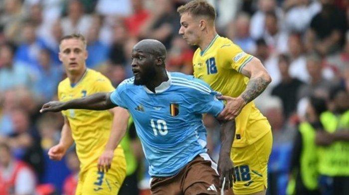 Striker Belgia, Romelu Lukaku (tengah) ditempel gelandang Ukraina, Volodymyr Brazhko, dalam fase Grup E Euro 2024 antara Ukraina vs Belgia pada 26 Juni 2024.