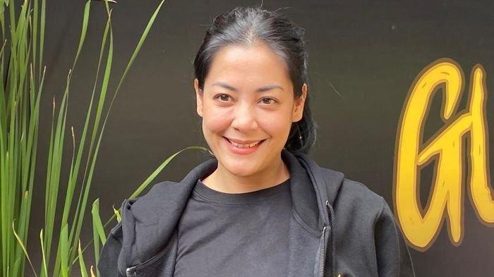 MEROKOK -- Lulus Tobing berhenti merokok, setelah tiga bulan sang mantan artis rasakan hal baik ini