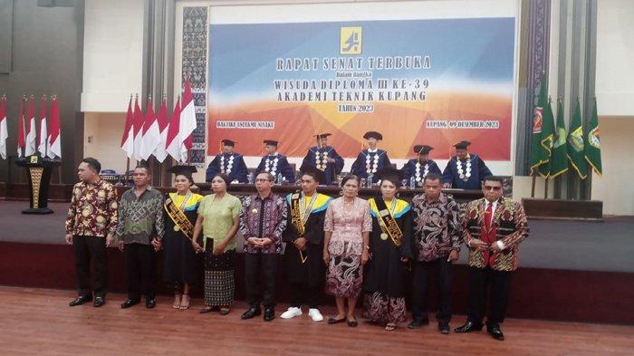 WISUDAWAN TERBAIK – Di bagian depan, 3 wisudawan lulusan terbaik foto bersama orangtua, Penjabat Gubernur NTT, Ayodhia G.L. Kalake, Ketua Yayasan Pendidikan Tinggi Akademi Teknik Kupang ( ATK), Ir. Esthon L Foenay, M.Si, di Aula El Tari Kantor Gubernur NTT di Kupang 9 Desember 2023 siang. Di barisan belakang Direktur Akademi Teknik Kupang, Ir. Piter Djami Rebo, M.Si bersama para anggota senat.