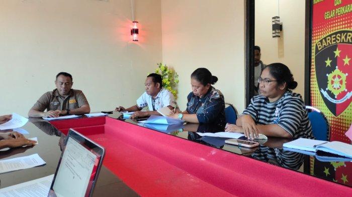 Mariance Kabu (MK), korban TPPO asal NTT bersama Pdt Emi Sahertian, dan anggota Solidaritas untuk MK, menyampaikan tuntutan dan berdiskusi dengan pihak Polda NTT, Jumat (27/9).