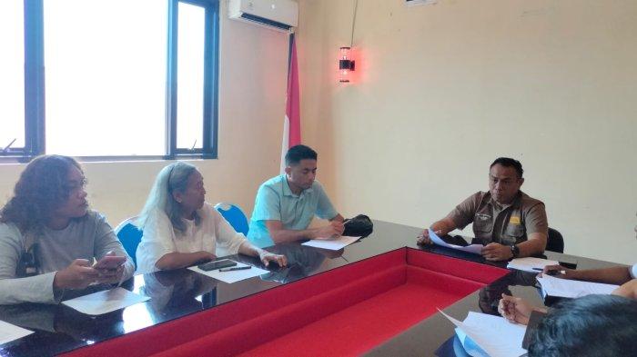 Mariance Kabu (MK), korban TPPO asal NTT bersama Pdt Emi Sahertian, dan anggota Solidaritas untuk MK, menyampaikan tuntutan dan berdiskusi dengan pihak Polda NTT, Jumat (27/9).