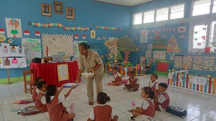 Kegiatan makan bergizi gratis (MBG) di TKK Negeri I Nubatukan, Kelurahan Selandoro, Kecamatan Nubatukan, Kabupaten Lembata, Senin (14/4)