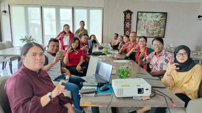 MEDIA BRIEFING -- LBH APIK NTT, ICW dan jurnalis dalam Media Brifieng terkait penelitian pelksanaan UU PerKI dan SLIP, Jumat (15/12) di Kupang.