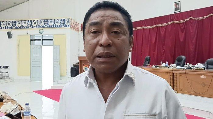 MELKIANUS NARA - Ketua Pansus Melkianus Nara berbicara kepada wartawan di ruang rapat DPRD Sumba Timur, Senin (23/6/2025).