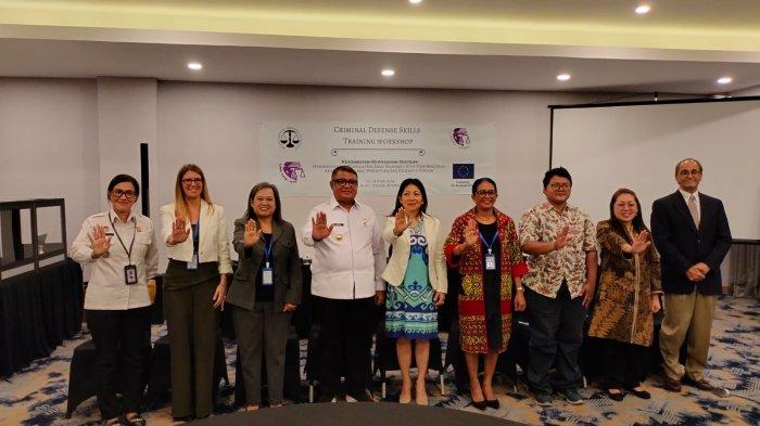 MICHAEL KARNAVAS -- Michael G Karnavas Michael G Karnavas, pengacara Amerika terlatih yang memiliki lisensi di Massachusetts dan Alaska, bersama Pendiri IBJ, Karen Tse, pimpinan LBH APIK NTT, LBH APIK Jakarta, dan peserta Training pengacara