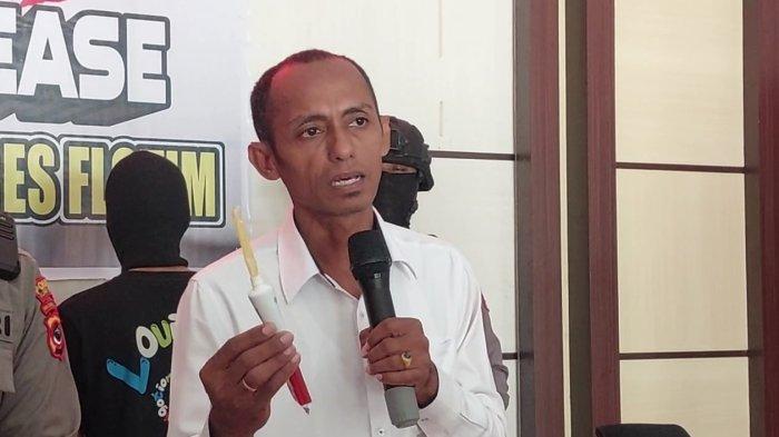 MAKSIMUS - Kasat Res Narkoba Polres Flores Timur, Maksimus Banase, memberikan keterangan terkait kasus narkoba.