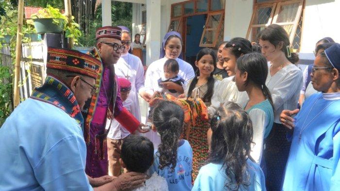 USKUP - Uskup Labuan Bajo Mgr. Maksimus Regus mengunjungi Rumah Perlindungan JPIC SSpS Labuan Bajo, Minggu (1/6/2025).