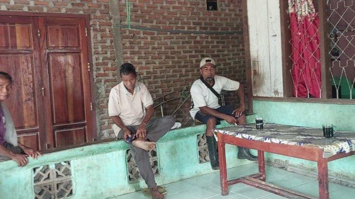 RUMAH MARIA - Keluarga nenek Maria membicarakan cara untuk menemukan nenek  POS KUPANG/HO
 (73), warga Desa Kobasoma, Kecamatan Titehena, Kabupaten Flores Timur,  yang hilang sejak satu bulan April 2025 lalu.