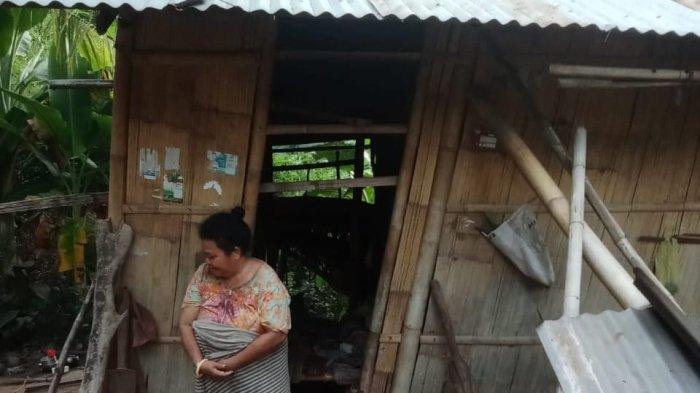 MARTINA - Martina Bala (53), seorang janda asal Kampung Magesayang, Dusun Wairbleler, Desa Hoder, Kecamatan Waigete, Kabupaten Sikka sedang berada di depan rumahnya.
 