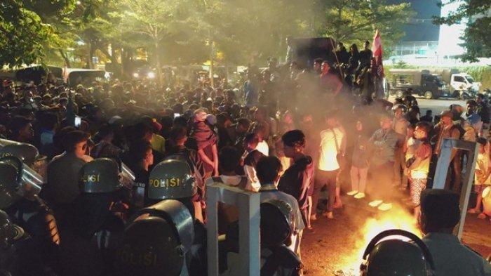 BAKAR BAN - Masa aksi saat membakar ban bekas di depan Kantor Gubernur NTT dan menuntut Pemerintah mencabut aturan melarang pikap mengangkut penumpang, Selasa, (8/7/2025).