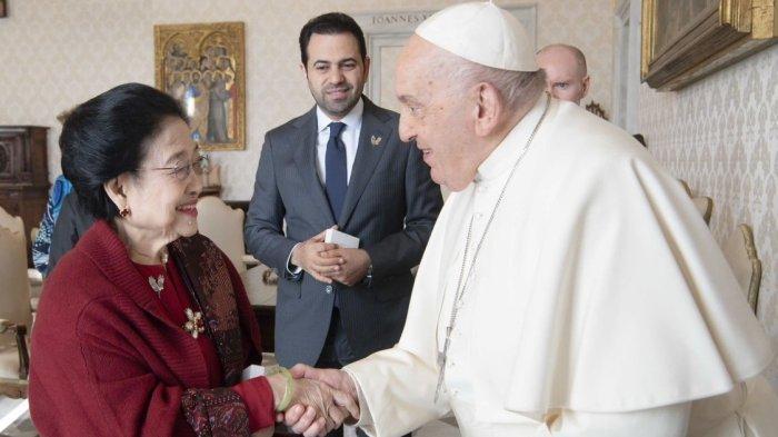Presiden ke-5 RI Megawati Soekarnoputri bertemu dengan Paus Fransiskus di Istana Apostolik, Vatikan, pada Senin (18/12/2023) jelang siang waktu setempat.