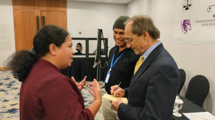 Michael G Karnavas adalah seorang pengacara Amerika terlatih yang memiliki lisensi di Massachusetts dan Alaska, berbincang dengan pengacara LBH APIK NTT, Puput Joan Riwu Kaho, SH, M.Hum