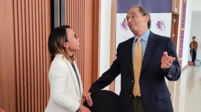 Michael G Karnavas Michael G Karnavas adalah seorang pengacara Amerika terlatih yang memiliki lisensi di Massachusetts dan Alaska, berbincang bersama Ayu Puspita Dewi